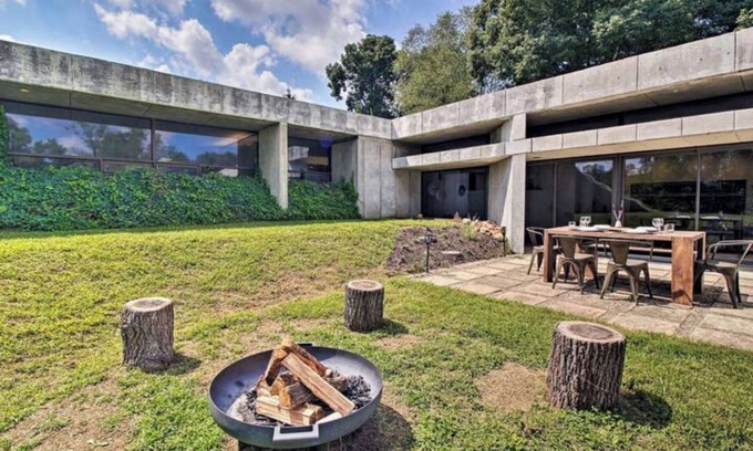 Turners Casa | Unique Earthouse Retreat w/ Spring-Fed Creek