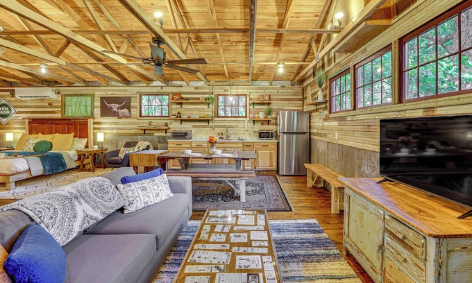 Eureka Springs Apartamento | Unique Eureka Springs Cabin: Deck & Forest Views!