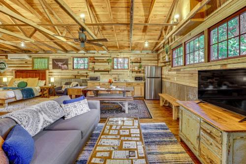 Eureka Springs Apartamento | Unique Eureka Springs Cabin Deck and Forest Views!