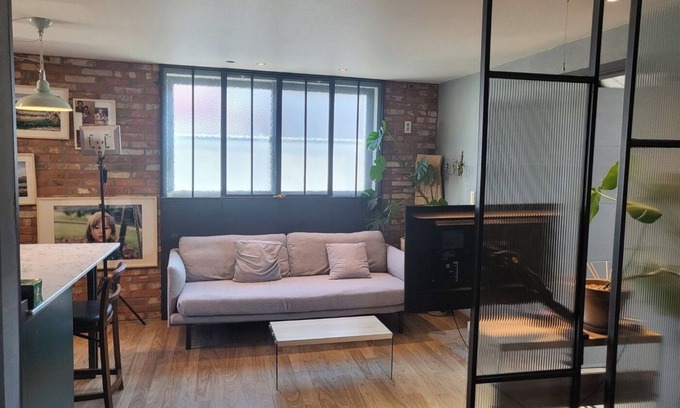 Itaewon Apartamento | Unique Exposed Brick 2 Bed Lg open Kitchen w/gym