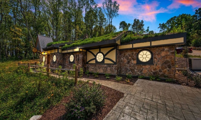 Kodak Alquiler De RV | Unique fantasy vacation home in Kodak, TN! 40 min from the Smokies & Knoxville!