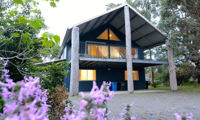 Little Grove Casa | Blue Poles Poco Grove Albany