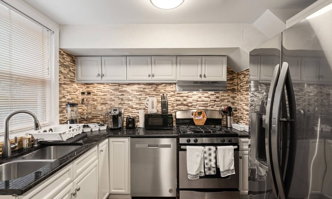 Nauck Casa | Unique home in Arlington surrounding my nature