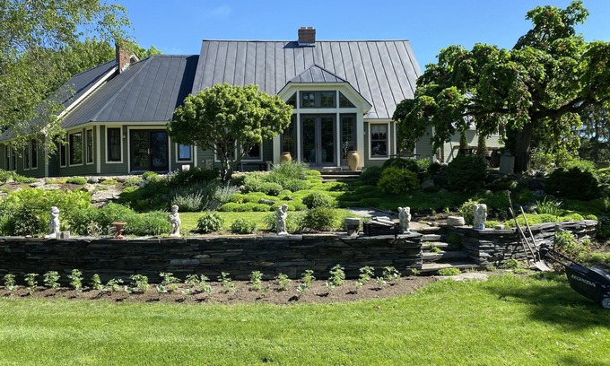 Essex Junction Casa | Unique home on 18 hole golf course near Burlington
