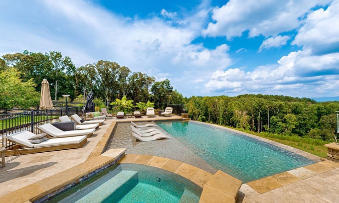 Talking Rock Casa | Unique home w/ping-pong, pool table and access to shared infinity pool & hot tub