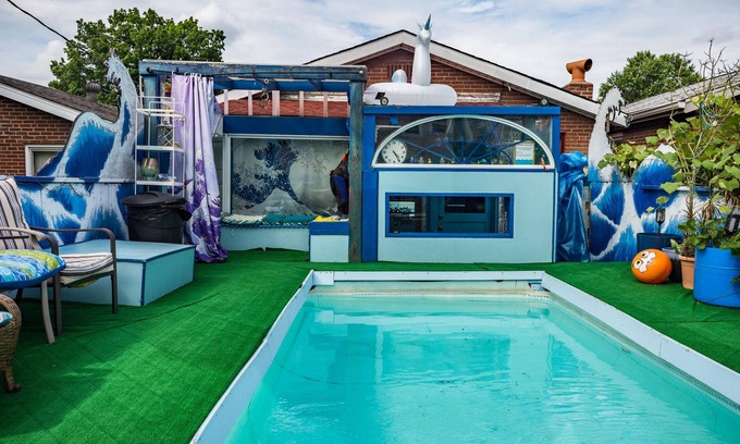 St. Louis Casa | Casa única con piscina privada, patio cercado, proyector y estilo de los años 20 ¡Sencillo!