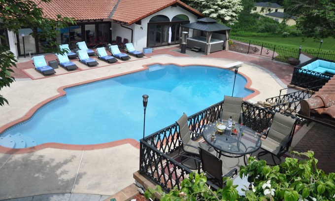 Stroudsburg Casa | Gran casa en Pocono, 5 dormitorios / 5 baños, piscina privada climatizada de 50 ', 80 minutos a Nueva York