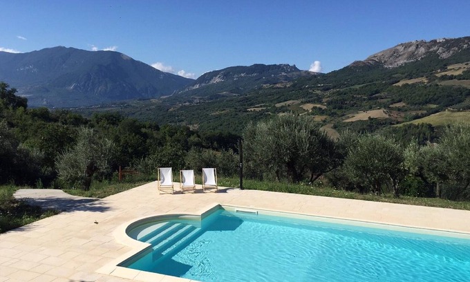 Pietranico Casa | Casa única con torre residencial y piscina, vista a la montaña, silencio, amigable para los niños