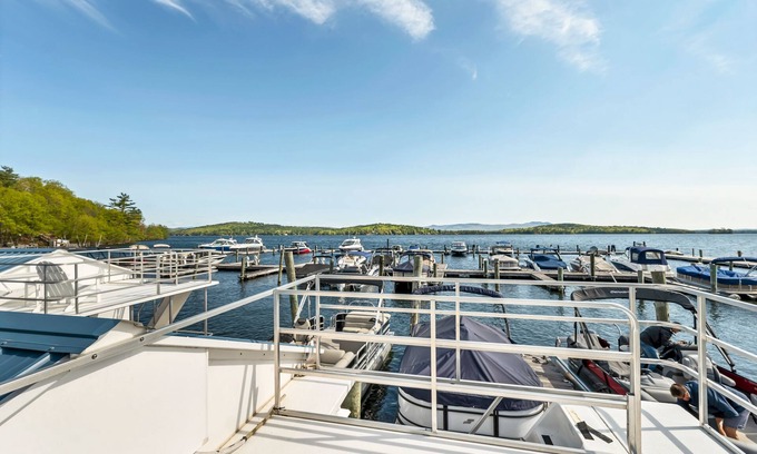 Weirs Beach Alquiler De Eote | 🌟 Unique Houseboat Experience on Lake Winnipesaukee - Dockside! 🚤🌊
