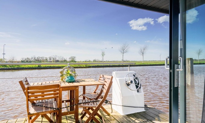 Steenwijk Alquiler De Eote | Unique Houseboat in Steenwijk near Giethoorn