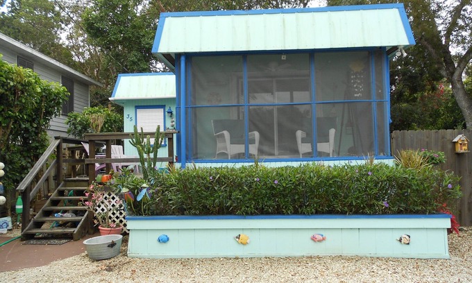 Bowens Addition Alquiler De Eote | Casa flotante única en lote seco Escapada romántica perfecta o ideal para familias