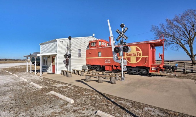 Duenweg Apartamento | Unique Joplin Gem Converted Train Car Studio