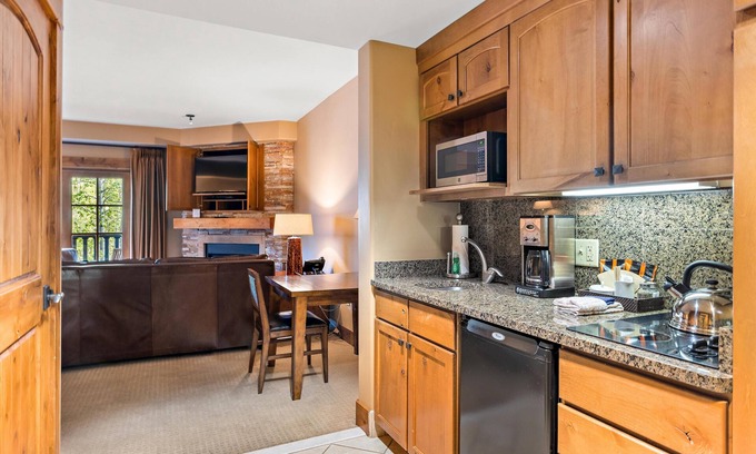 Tamarack Apartamento | Unique King Studio with Jet Tub
