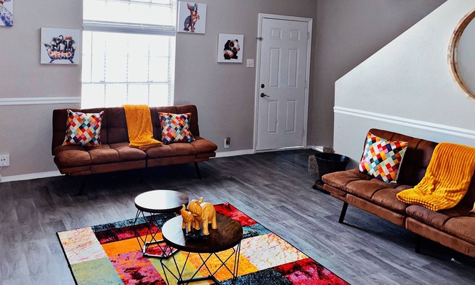 Brookhollow Apartamento | Unique Lofty Townhome