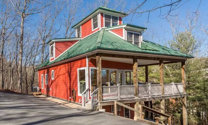 Massanutten Cabina | Unique Massanutten Lodge, Hot Tub, Game Room w/foosball and Gorgeous Views!!