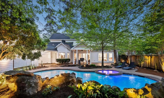 The Woodlands Casa | Unique Mid Century Modern in The Woodlands