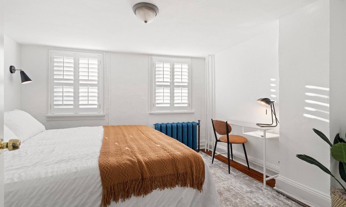 West Conshohocken Casa | Unique Modern King Bed Townhome w/Driveway Parking