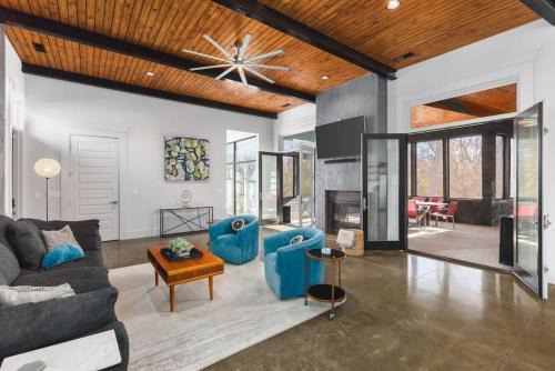 Urbandale Nations Casa | Unique Modern Ranch w Year Round Pool and Hot Tub