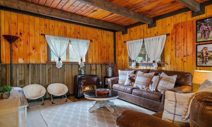 Del Norte Casa | Unique mountain lodge with firepit, loft, & children's items - near skiing