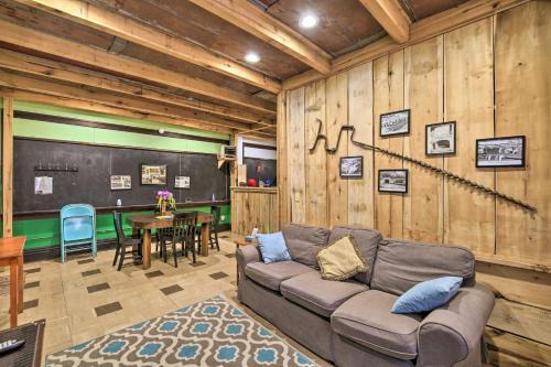 Wilcoe Apartamento | Unique Old Schoolhouse ATV Retreat in WV!