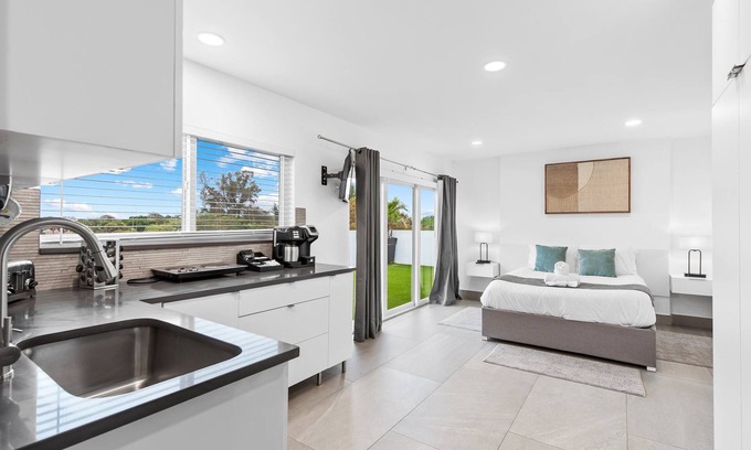 Deerfield Beach Apartamento | Unique Retreat - Unit E: Rustic 3rd-floor Hideaway