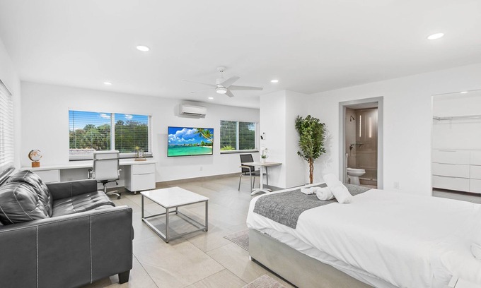 Deerfield Beach Apartamento | Unique Retreat - Unit D: Cool 2nd-floor Retreat