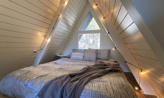 Arrowbear Lake Cabina | Unique & Romantic Big Bear A-Frame Nestled in the Mountains