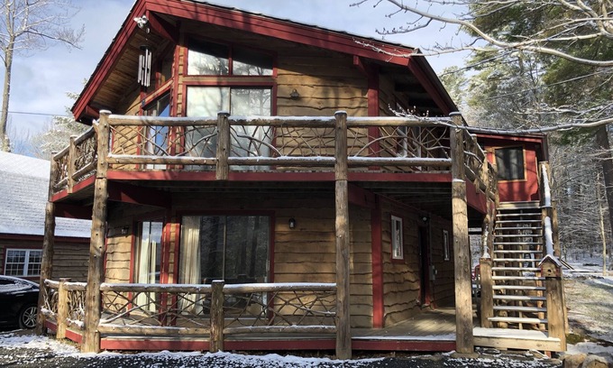 Jay Casa | Unique Rustic Ski-Tree House - Game room, Hot tub & Sauna