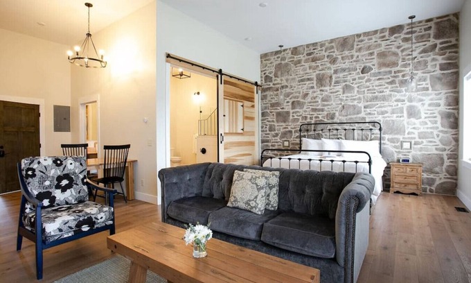 Millersburg Apartamento | Unique Rustic Suite with Jacuzzi Tub, Kitchen, Fireplace, and Living Room