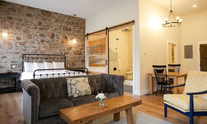 Millersburg Apartamento | Unique Rustic Suite with Jacuzzi Tub, Kitchen, Fireplace, and Living Room
