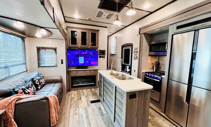 Flower Mound Casa | Unique RV Stay! Perfect for Couples, Families, And Explorers in the heart of FM