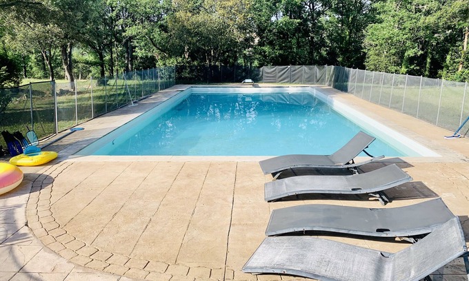 Bagnols-en-Foret Apartamento | Unique Secluded 1-bedroom apartment w/ pool