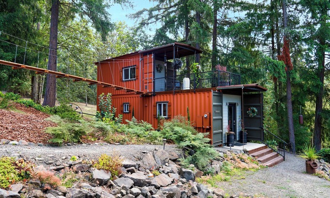Carrolls Otro | Unique Shipping Container Home Farm Stay with Scottish Highland Cows