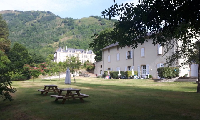 Chateau-Verdun Apartamento | Único apartamento de esquí / montaña en terrenos del siglo XVIII Chateau con piscina nueva