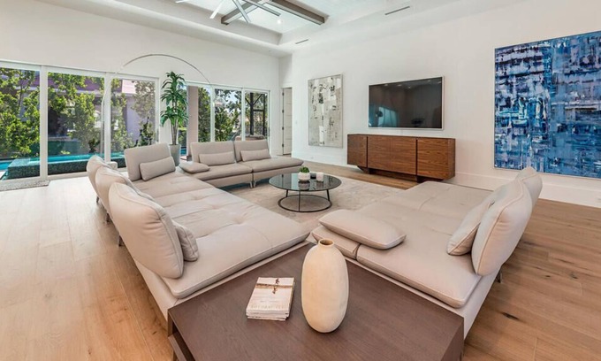 Burlington Casa | Unique Spacious Property in the Country - Includes Loft
