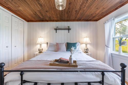 Cambra Casa | Unique Stay! Ricketts Chic Farmhouse Retreat with Stargazing Bubble Tent