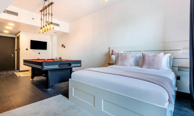 Dubai Production City Apartamento | Unique Studio with Jacuzzi