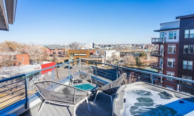 Highland Casa | Exclusiva casa adosada de 4 pisos con jacuzzi en la azotea en el corazón de Denver