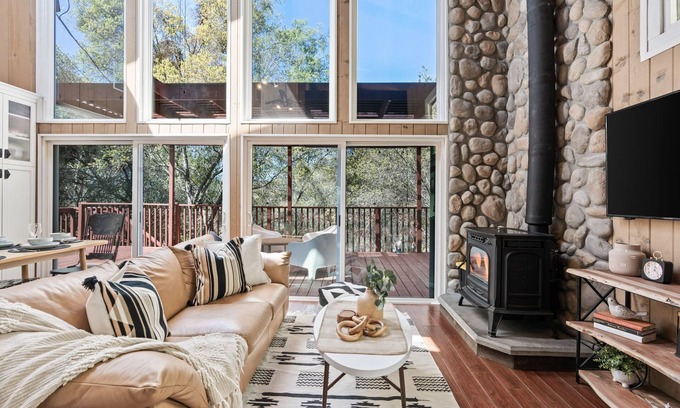Three Rivers Cabina | Unique Treehouse Cabin on boulders 2 miles from Sequoia National Park