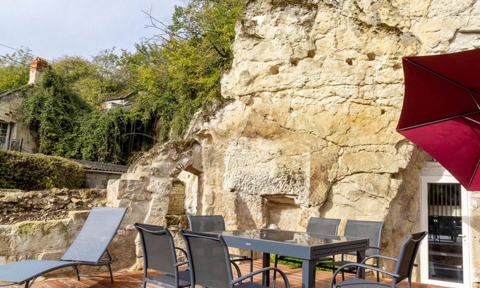 Les Ulmes Cabaña | Casa troglodita en Anjou: encanto natural, bañera balneario, y jardín relajante