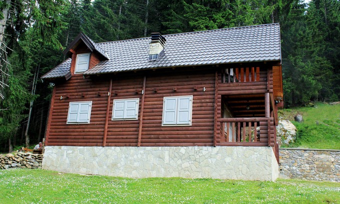 Montenegro Casa | Villa única en una ladera con impresionantes vistas a la montaña.