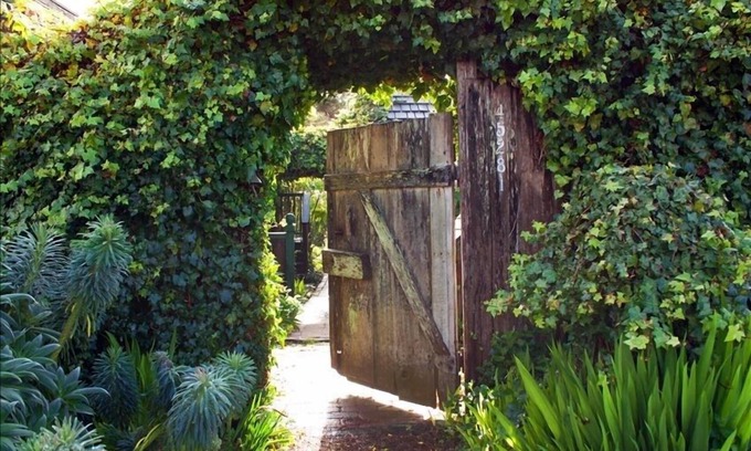 Mendocino Cabaña | Única "Casita de jardín" vintage de 1880 en el pueblo de Mendocino
