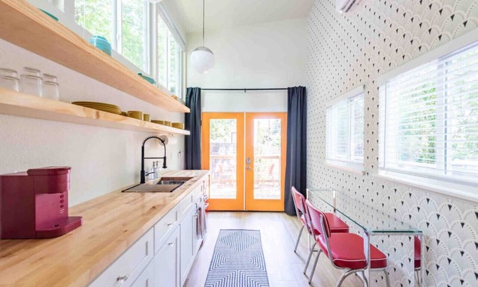 Central East Austin Casa | Unique Vintage Vibes - Cozy Tiny Home close to UT!