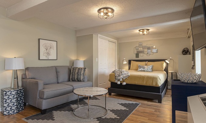Carbondale Apartamento | The Old Water Dept! | Next to SIUC