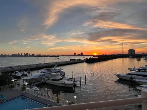 North Bay Village Apartamento | Unique Water Views, free Parking 1bed 1 bath Rooffornomads 416