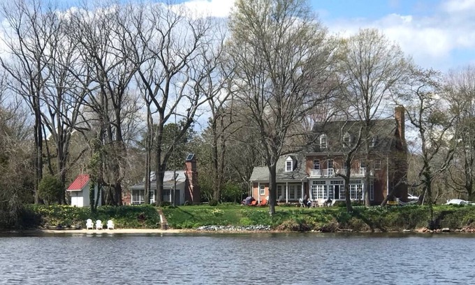 Unionville Casa | Unique waterfront home with private beach