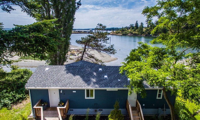 Friday Harbor Casa | Unique Waterfront Beach House, completamente nuevo, a 1 milla del centro de Friday Harbor
