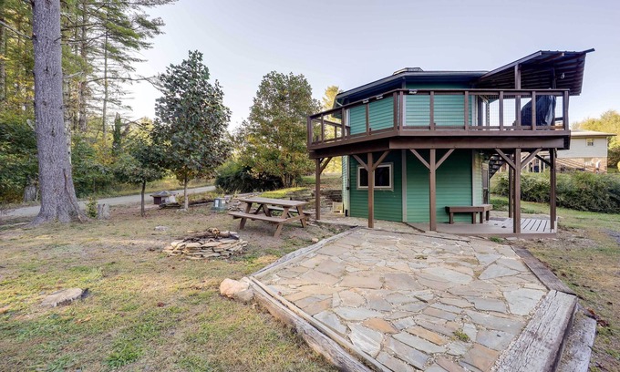 West Jefferson Casa | Unique West Jefferson Home w/ Fire Pit & Grill!