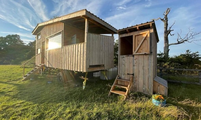 Graffham Cabina | Unique Wooden Cabin with outdoor bath and private field. Sleeps 4