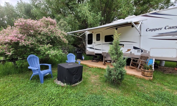 Gardiner Casa | Escapada única de Glamping para acampar en Yellowstone. RV en Solo Sight con conexiones completas